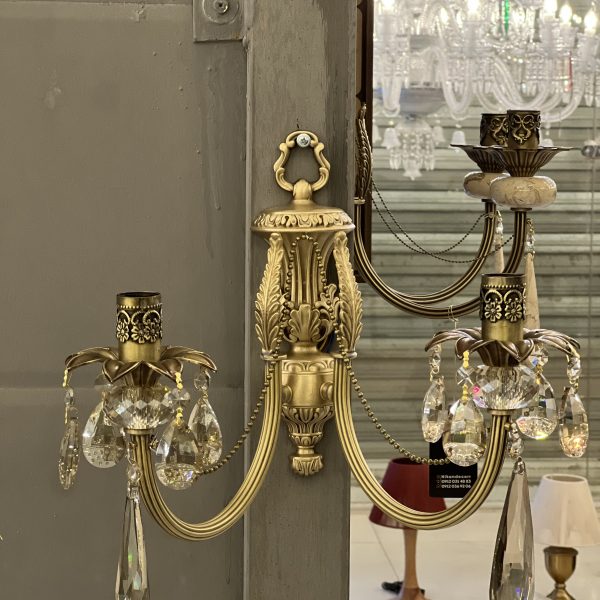 دیوارکوب دوشاخه برنجی با گوی چرخی کریستال و زنبق آلومینیوم نیکان دکور